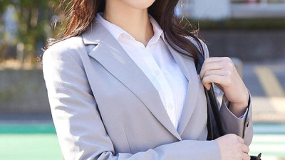 SDMM-11201 Minase, an elite office lady working at a top company. The Magic Mirror Van interviews her while groping her bare breasts under the pretense of a lingerie manufacturer monitor survey. She makes a series of super erotic remarks that