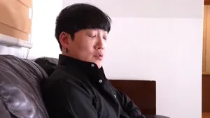 큰 가슴을 가진 최고의 기혼 여성이 형제와 섹스를 교환합니다