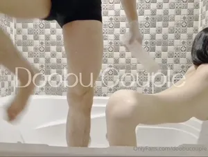 욕조에서 우유 관장플 즐기는 두부
