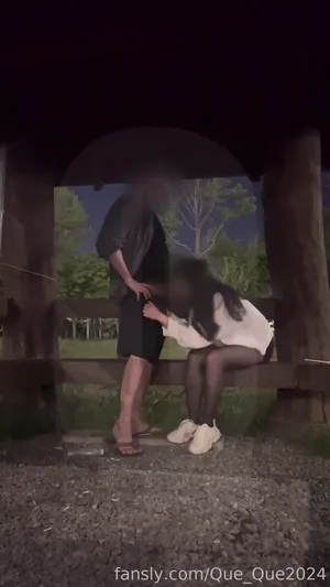 공원 정자에서 스릴감 넘치는 야노