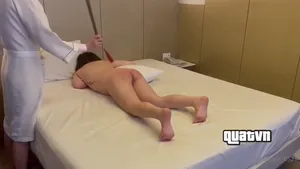 몽둥이 스팽킹에 터질거 같은 엉덩이