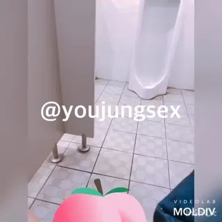 밖에서 방뇨하면서 흥분하는 이상성욕녀