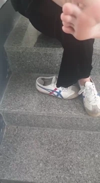 대낮계단간단 검은옷 아식스신발녀 