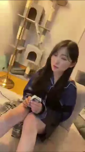 혼술하며 싸는 여자