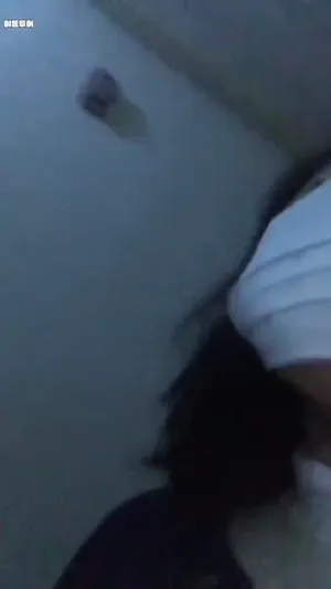건물 돌아다니며 야노할 곳 찾기