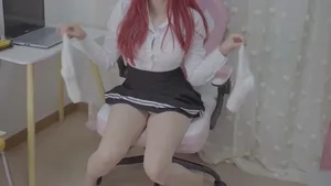 카메라 감독에게 손가락 쑤심당하는 레드헤어 유튜버