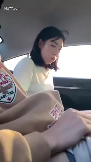 차 안의 한국인 커플