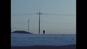 밖이 훤히 보이는 호텔 창가에서
