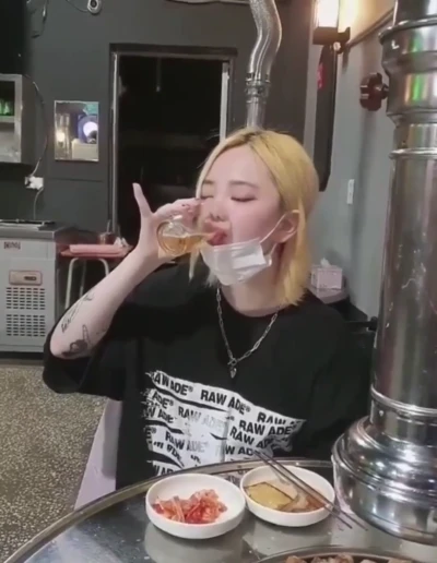 원샷하고 숙취 해소하러 화장실가는 리리